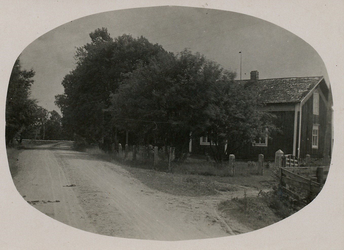 Artur Lövholm som var en duktig fotograf tog detta foto av Andersas gård från sin egen grind, eftersom han bodde på andra sidan vägen. Erland Grönroos som var en duktig stenhuggare har säkert tillverkat stenstolparna själv.
