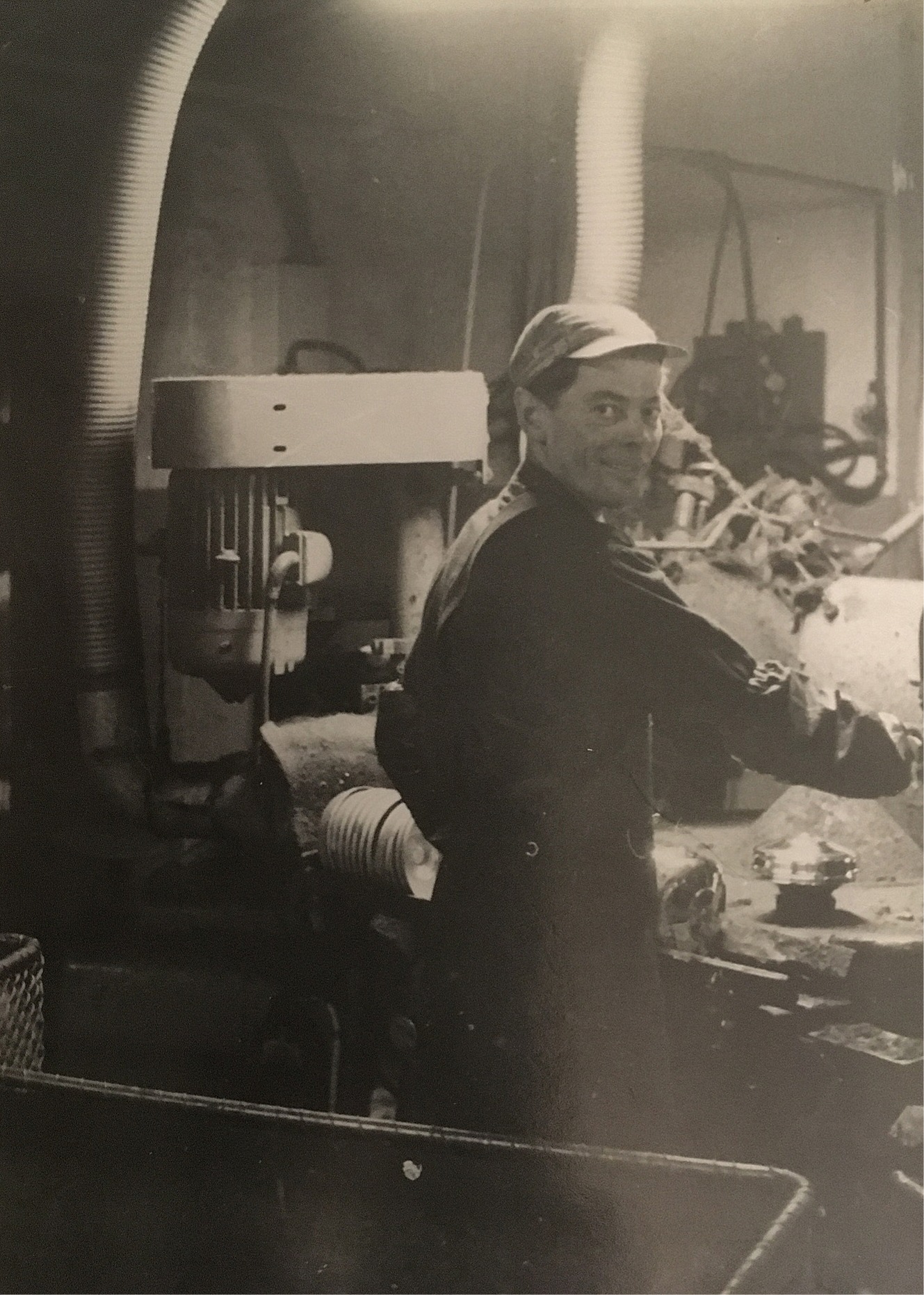 Eskil Rosenback på arbete i fabrik i Sverige på 1960-talet.
