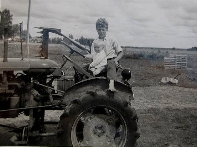 Roy Rosenback med brorsonen Tony Wiklund i början på 1960-talet på Lill-Valmetin. I bakgrunden skymtar Alfred Storkulls gård.