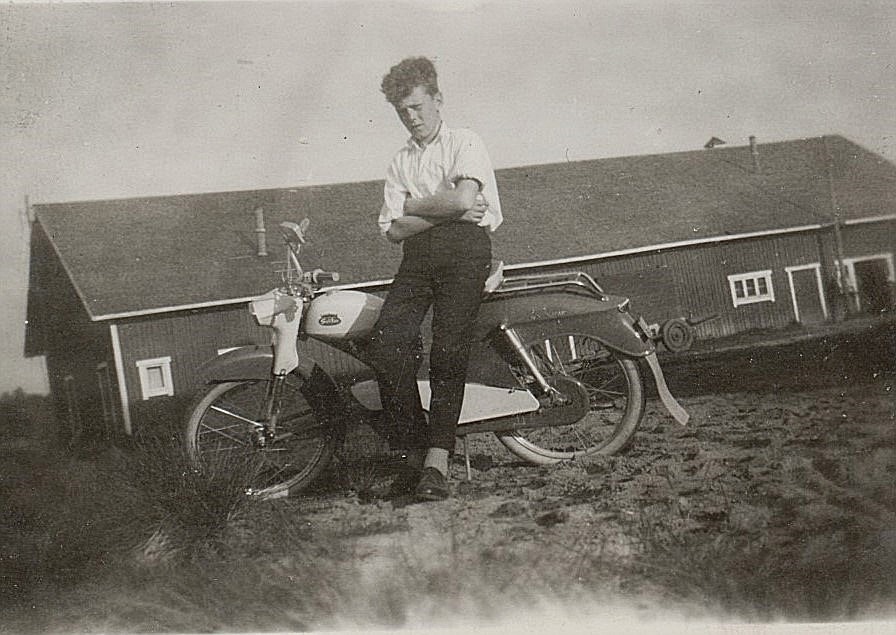 En egen Solifer var den verkliga pojkdrömmen, så också för Roy Rosenback år 1961. Fotot taget hemma på gården.
