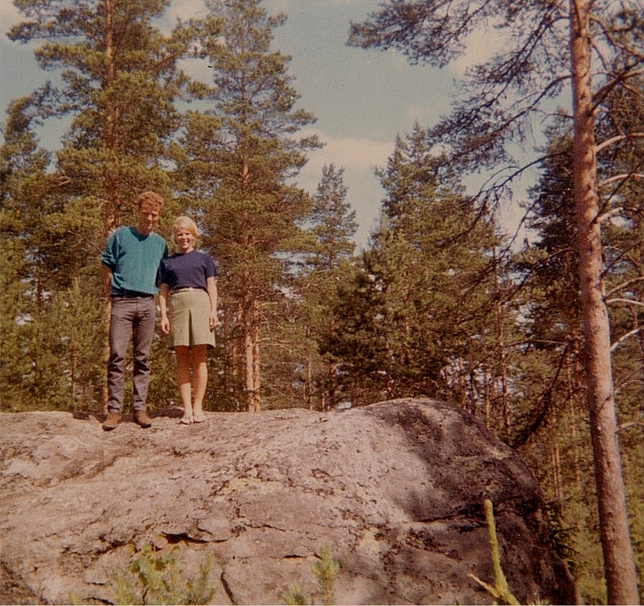 Roy Rosenback med fästmön Birgit Franzén på Lisa Mors sten år 1968.