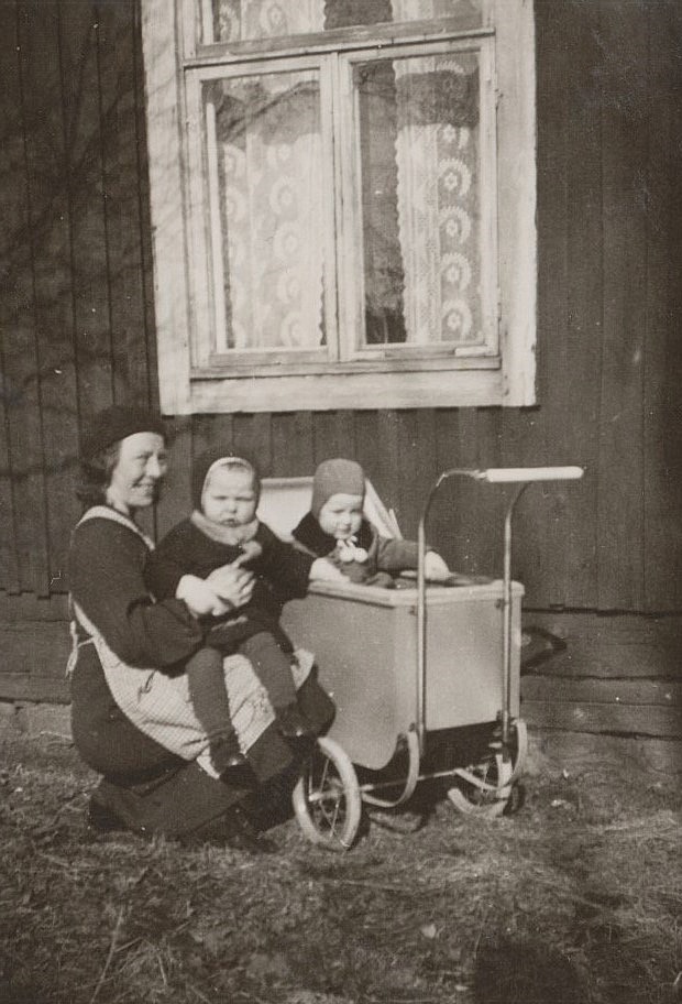 Signe Grans med äldsta dottern Gun-Lis i famnen medan Elof Krook sitter i vagnen.